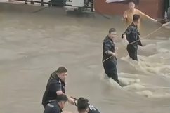 护送群众脱险!暴雨中他们筑起“人形浮桥”